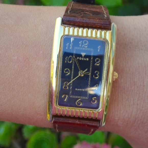 Genuine Leather Focus Japan Movement Women's Watch *Damaged, Works/Needs Battery - Picture 3 of 7